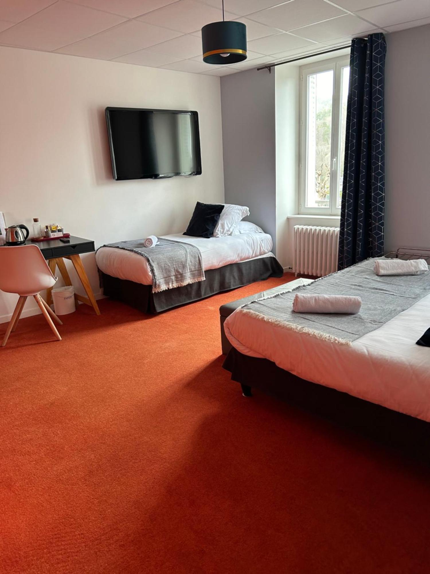 Logis Hotel De Paris Murol Exteriör bild