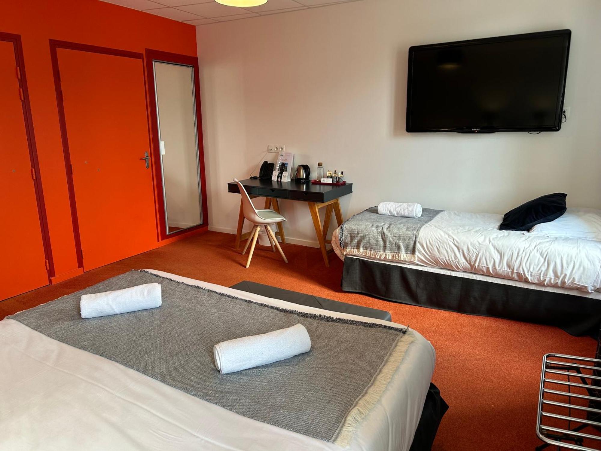 Logis Hotel De Paris Murol Exteriör bild