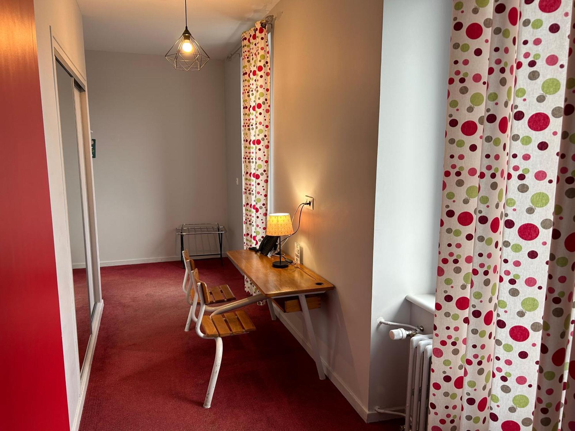 Logis Hotel De Paris Murol Exteriör bild