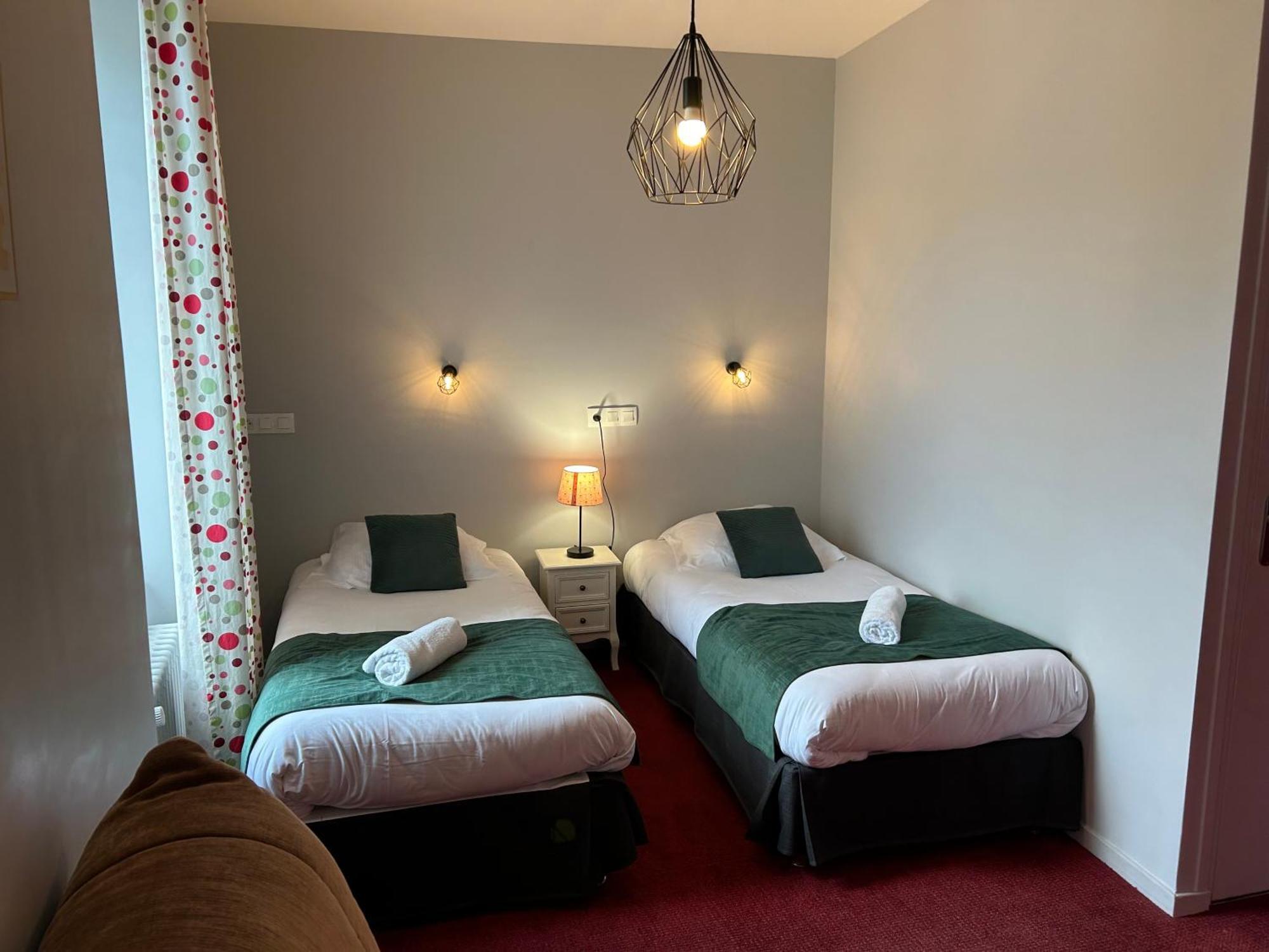 Logis Hotel De Paris Murol Exteriör bild