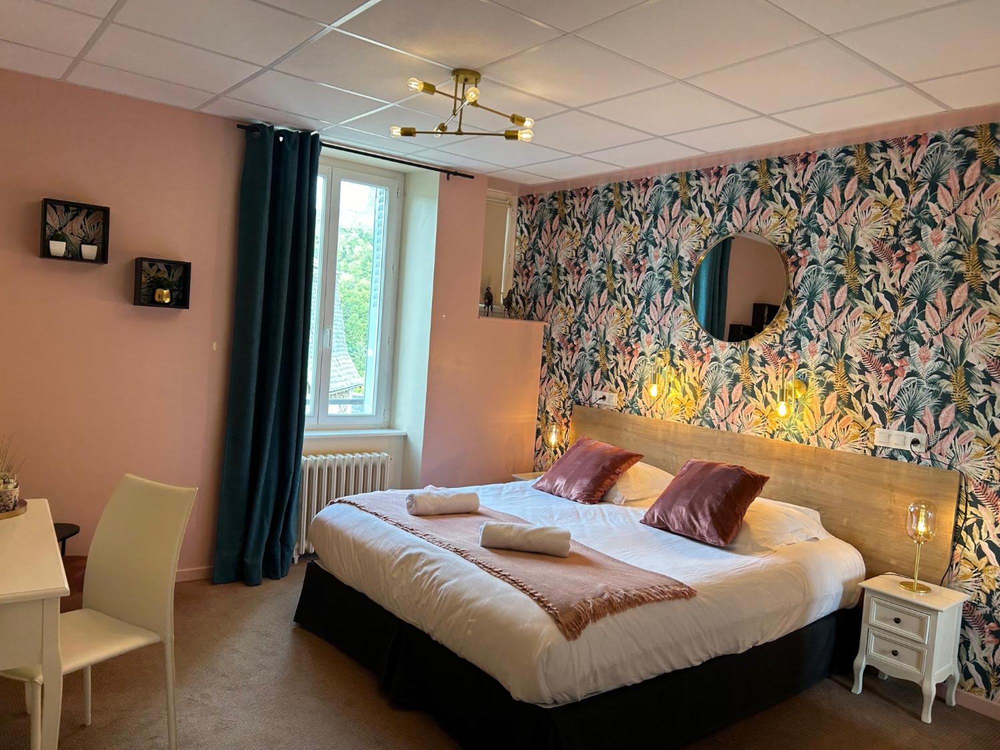 Logis Hotel De Paris Murol Exteriör bild