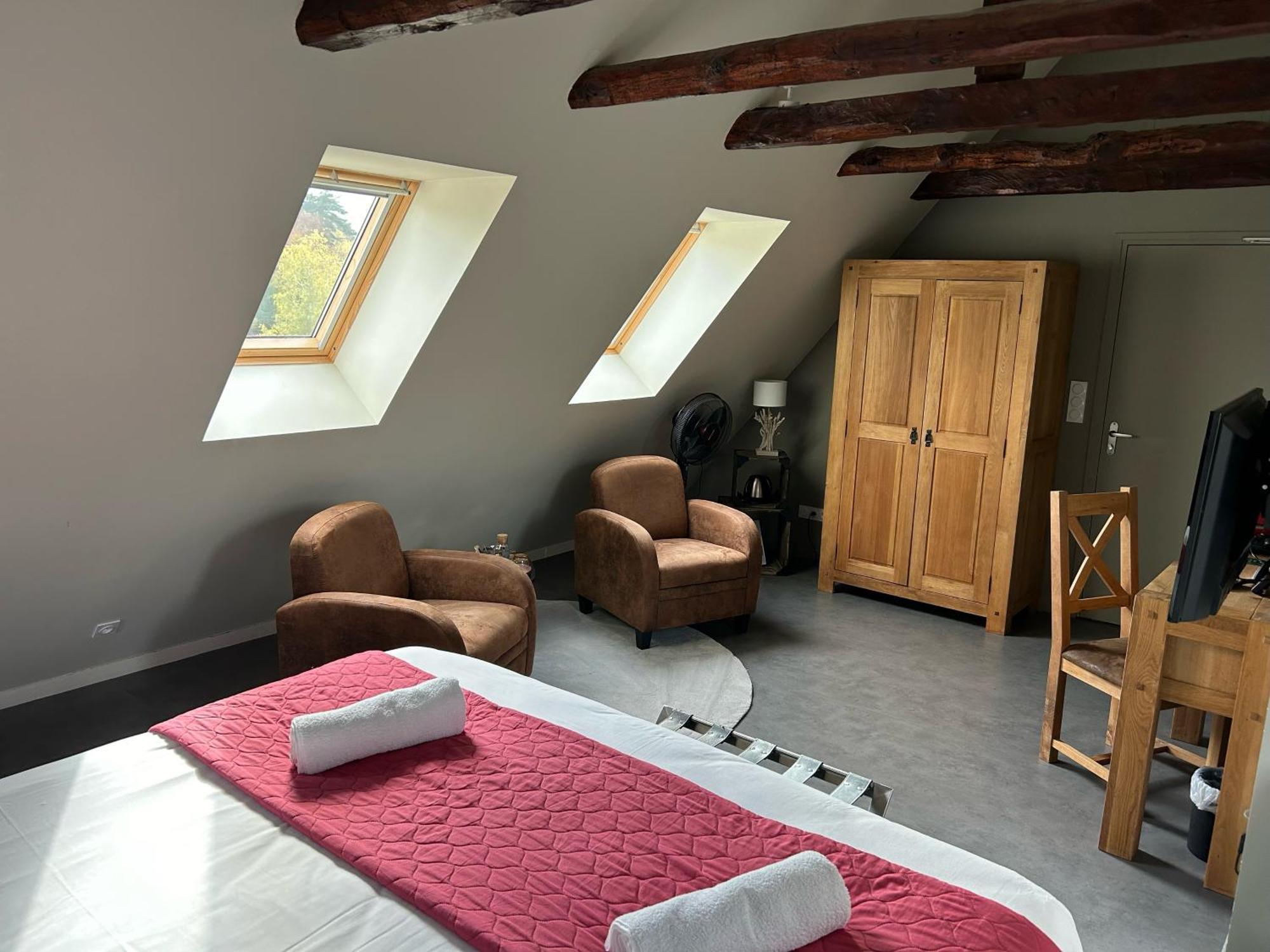 Logis Hotel De Paris Murol Exteriör bild